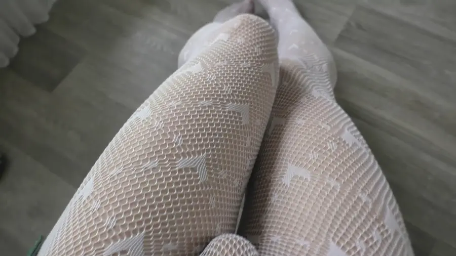 Video: Crossdresser cums through white sexy tights